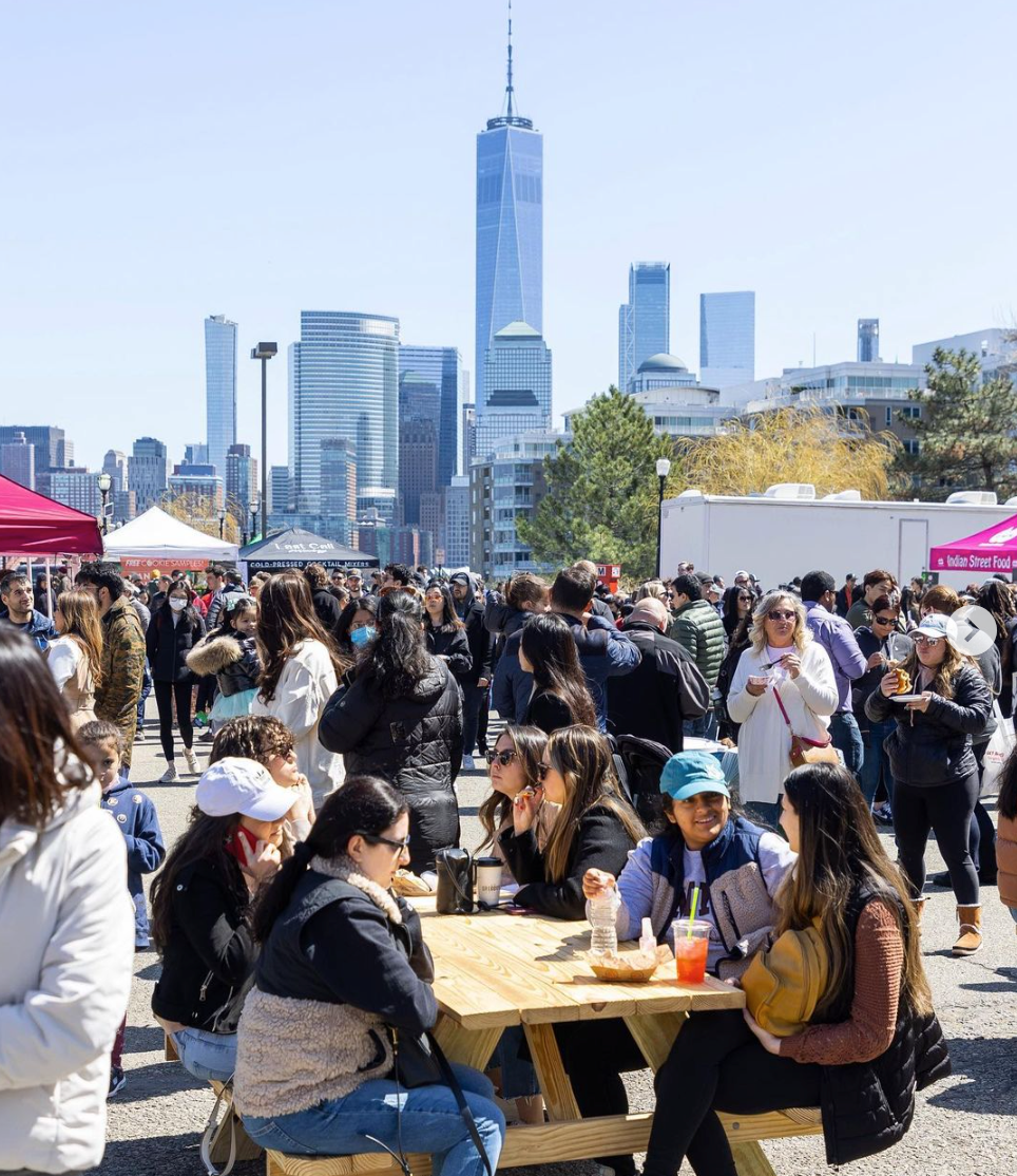 Experience the vibrant food scene of Brooklyn at the largest open-air food market in the country. With a wide variety of cheap and delicious food options, you can eat like a true local during your Kindred home exchange. From savory to sweet, the possibilities are endless at this lively market.